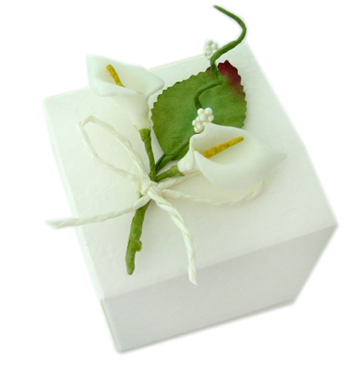 Kästchen mit 2 weißer Calla Blüten auf einem Blatt als Gastgeschenken für Ihre Hochzeit