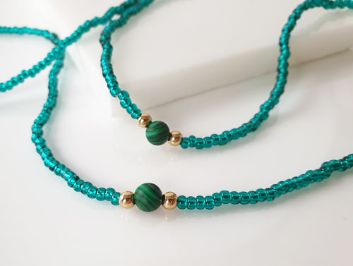lange petrol grüne Perlenkette 90 cm mit natürlichen Malachit Perlen als Endloskette